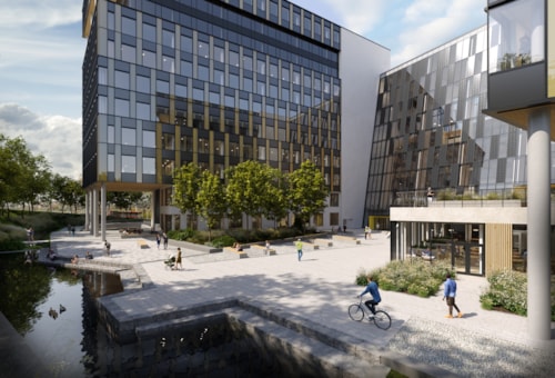 Digital gjengivelse av Construction City, med to store moderne bygninger med glassfasader, beplantede områder, folk som går og sykler, og en vannflate i forgrunnen som speiler scenen.