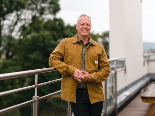 Half body portrait of employee Kenneth Bredesen