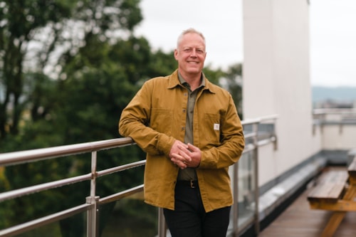 Half body portrait of employee Kenneth Bredesen